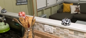 Charming lake community cottage with hot tub PET FRIENDLY 