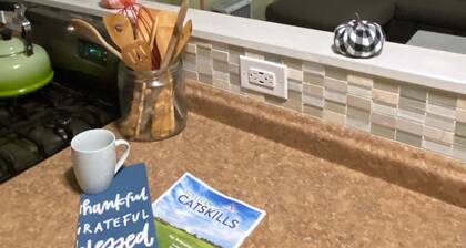 Charming lake community cottage with hot tub PET FRIENDLY