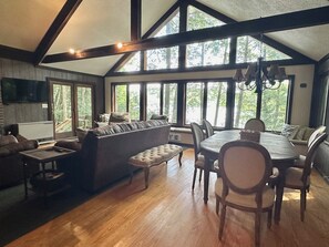 Smart TV, chimenea y estéreo 