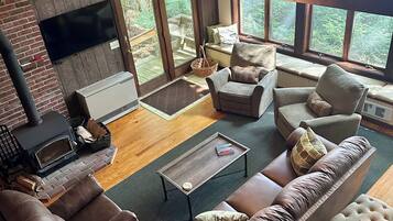 Smart TV, fireplace, stereo