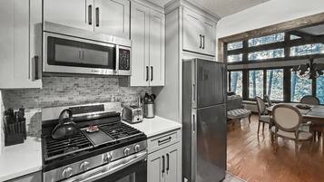Coffee/tea maker, fridge, microwave, oven