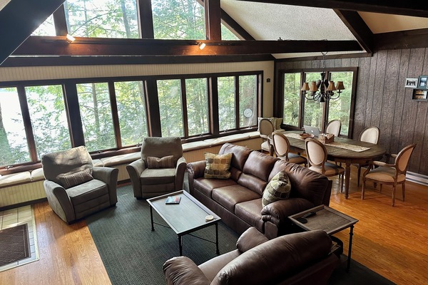 Living room/dining room w/ lake views