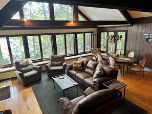 Smart TV, chimenea y estéreo 