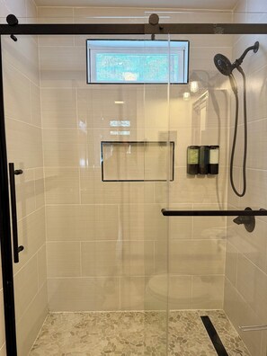 Dusche, Haartrockner, Handtücher, Seife