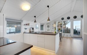 Jääkaappi, liesi, astianpesukone, kahvin-/teenkeitin