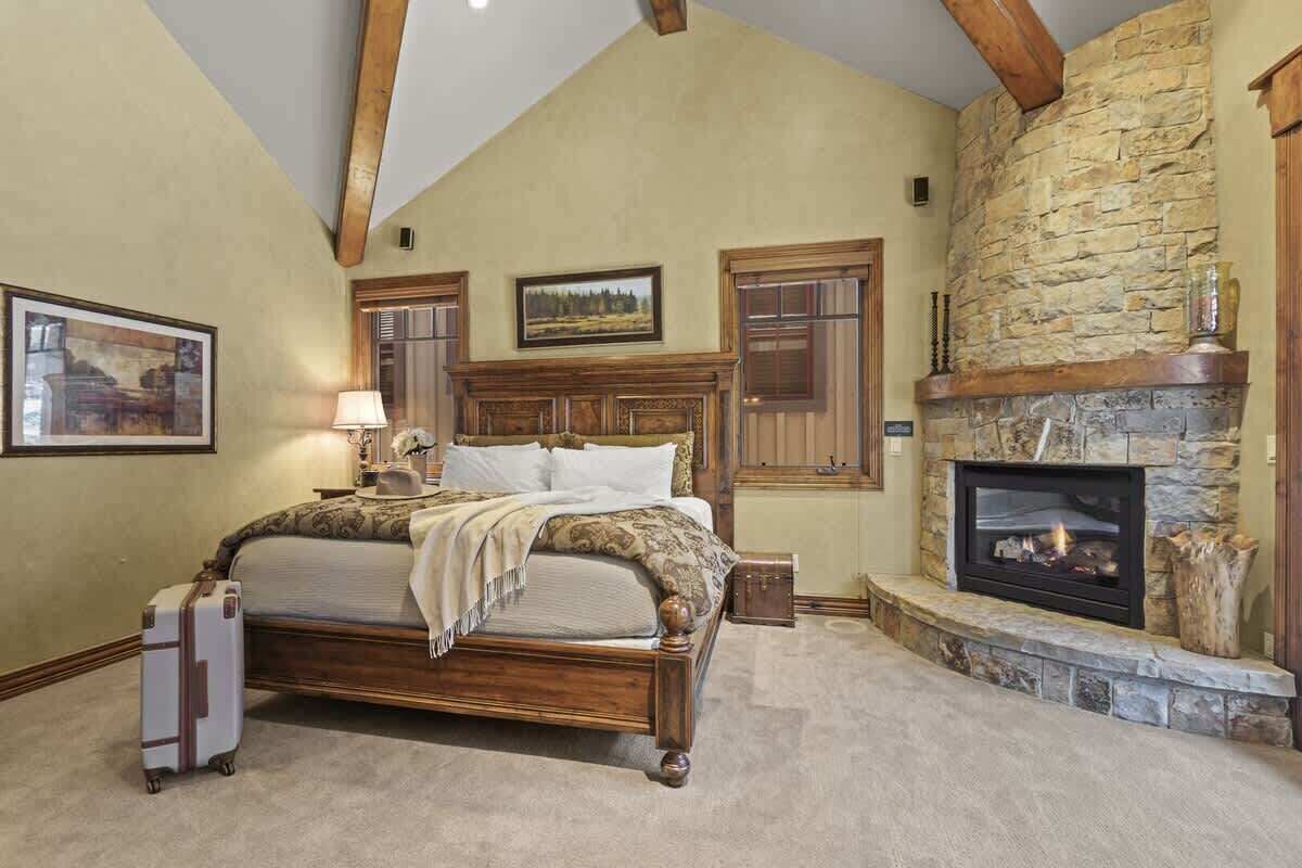 5 bedrooms, iron/ironing board, WiFi, bed sheets