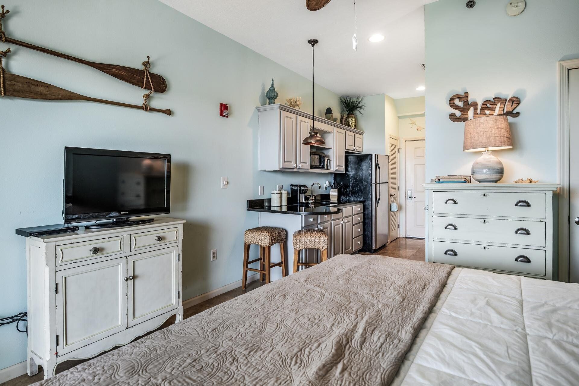 Tabla de planchar con plancha, wifi gratis y ropa de cama 