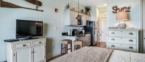 Tabla de planchar con plancha, wifi gratis y ropa de cama