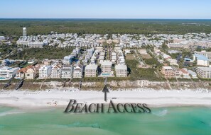 Nær stranden, solsenger og strandhåndklær