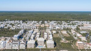 Vista aérea de un pueblo costero con un acceso a la playa muy visible.