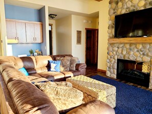 Smart TV, chimenea, reproductor de DVD y videoteca