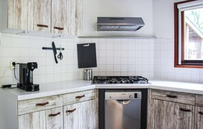 Frigorífico, microondas, placa de cocina y lavavajillas