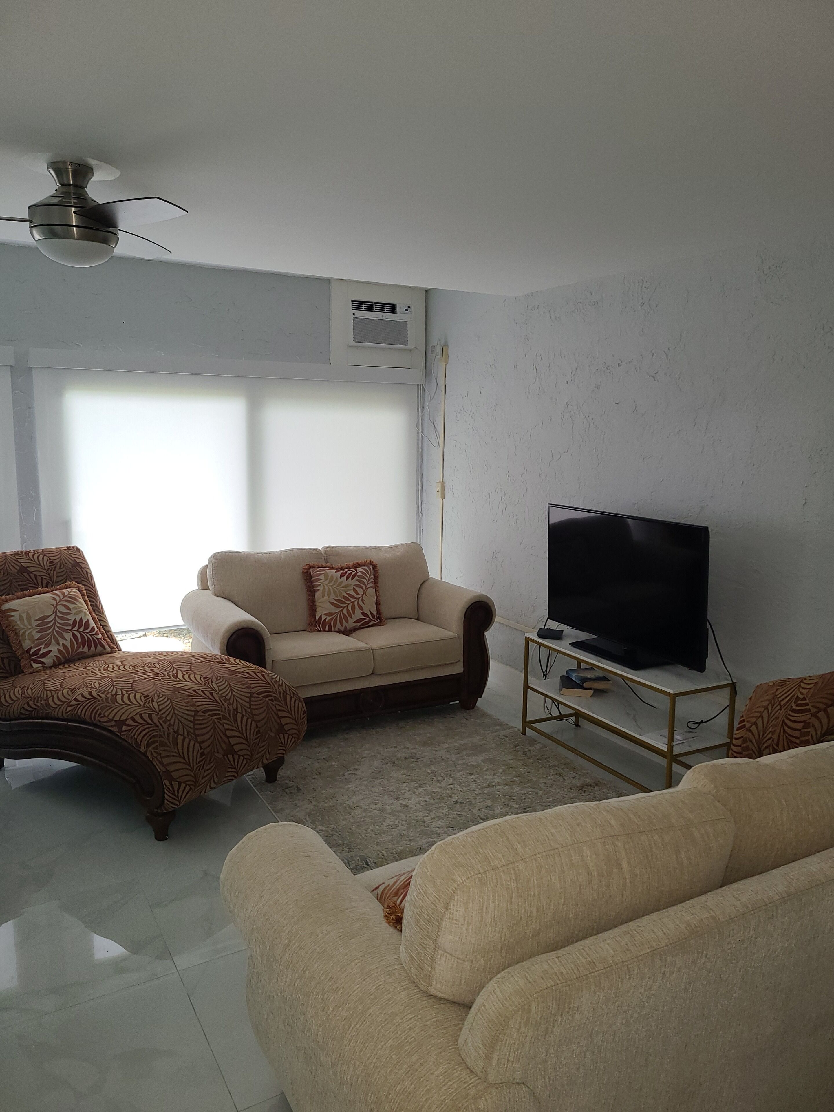 Entry floor - additional family room with seating area and Queen bed