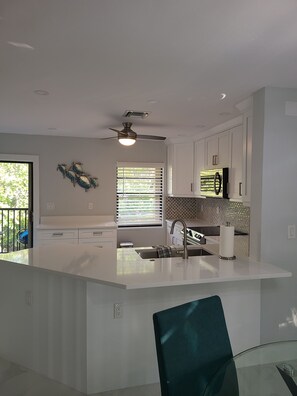 Jääkaappi, mikroaaltouuni, uuni, liesi