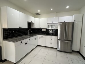 Jääkaappi, mikroaaltouuni, liesi, kahvin-/teenkeitin