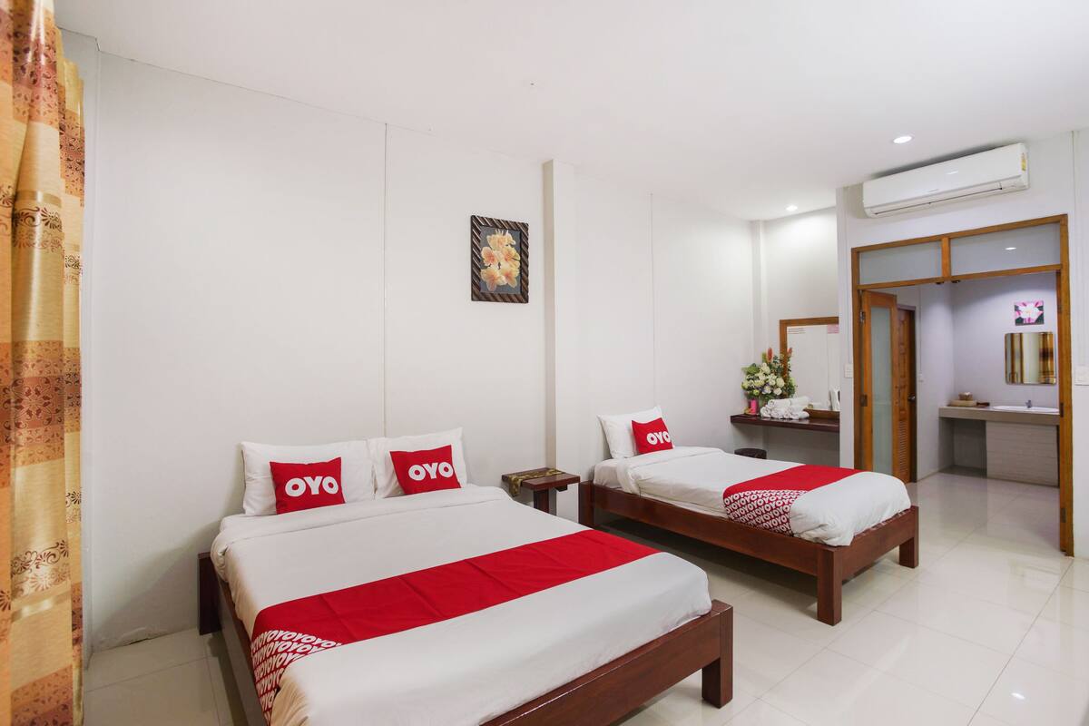 Deluxe Triple Room | Desk, WiFi (free), bed sheets
