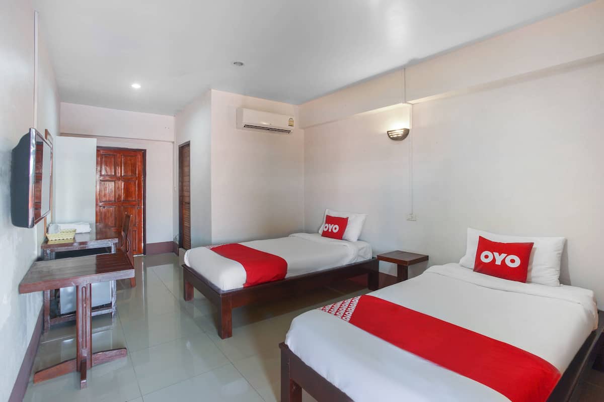 Standard Twin Room | Desk, WiFi (free), bed sheets