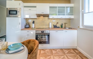 Fridge, microwave, stovetop, dishwasher