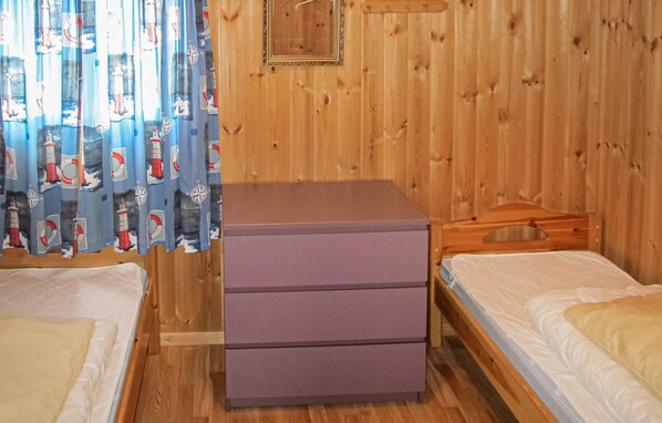 1 bedroom, travel cot, free WiFi, bed sheets