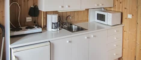 Een koelkast, een kookplaat, een koffiezetapparaat/waterkoker