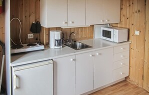 Kühlschrank, Mikrowelle, Herdplatte, Wasserkocher mit Kaffee-/Teezubehör