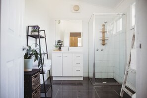 Shower, hair dryer, towels, soap - Hargreaves Cottage - close to CBD - @hargreavescottagebendigo (Bendigo)