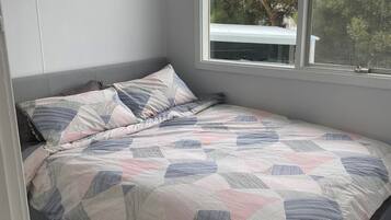 2 Schlafzimmer, Bügeleisen/Bügelbrett