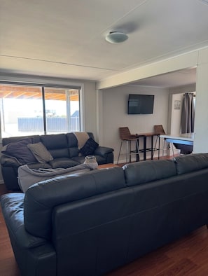 Smart TV, fireplace, video games, table tennis