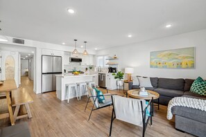 Een smart-tv, een open haard en een filmbibliotheek