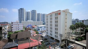 Un edificio de varios pisos con balcones, una estructura de techo rojo y un letrero que dice 'B2'.