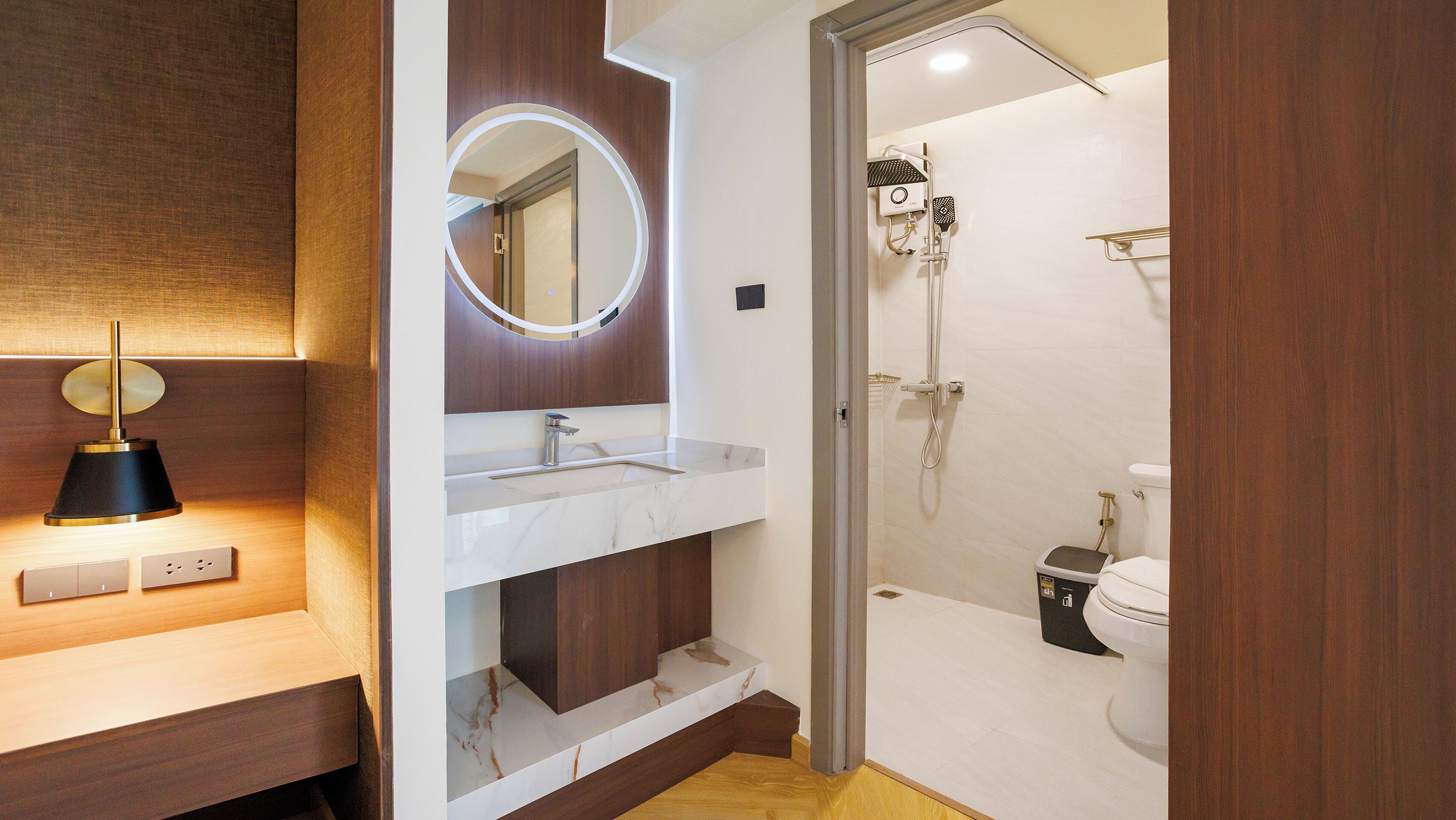 Luxury Premier Room | 욕실 | 샤워 시설, 타월, 비누, 샴푸