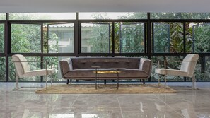 Lobby sitting area - B2 Huai Khwang Premier Hotel (Bangkok)