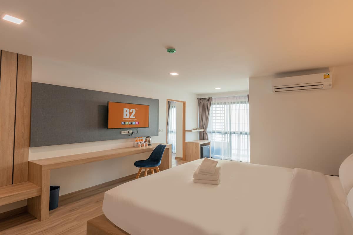 Blackout curtains, free WiFi, bed sheets