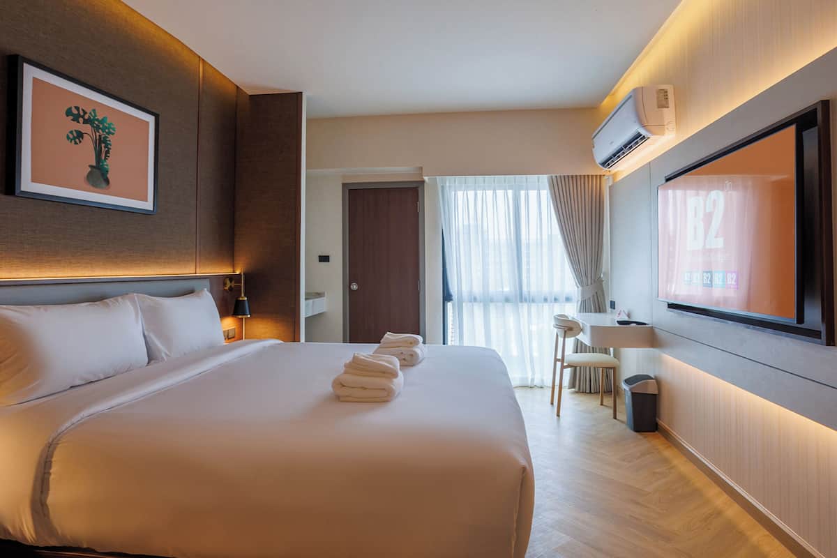 Blackout curtains, free WiFi, bed sheets