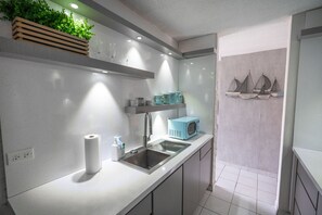 ثلاجة، ميكروويف، ماكينة لصنع القهوة/الشاي، محمصة خبز