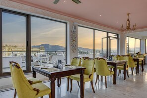 Daily buffet breakfast (INR 700 per person)