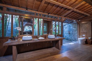 Vila, 5 quartos, piscina particular | Banheiro | Chuveiro, produtos de toalete grátis, secador de cabelo, sabonete