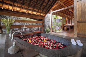 Villa, 5 chambres, piscine privée | Salle de bain | Douche, articles de toilette gratuits, sèche-cheveux, savon