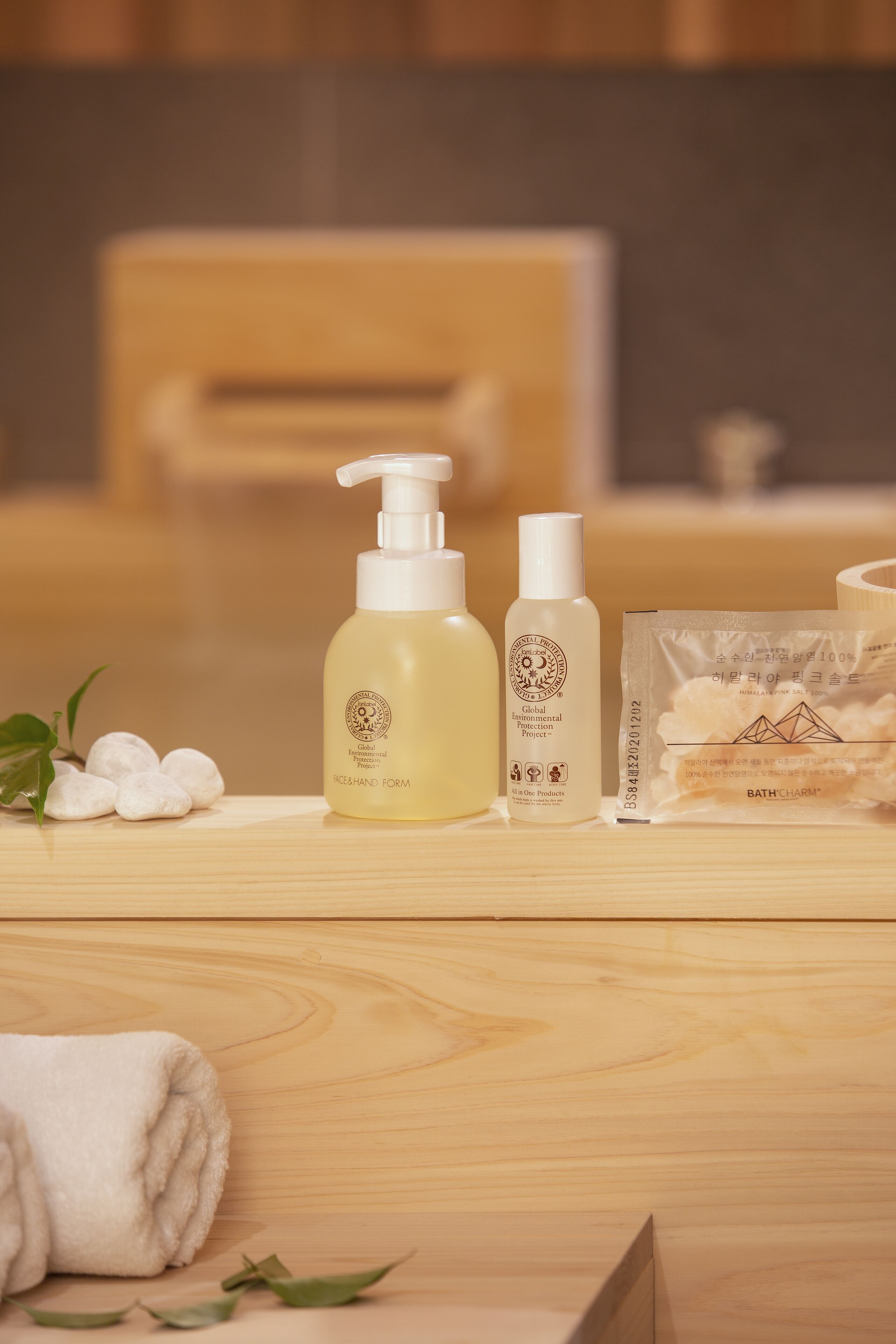 separate bathtub and shower, free toiletries, slippers, bidet