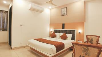 In-room safe, soundproofing, free WiFi, bed sheets