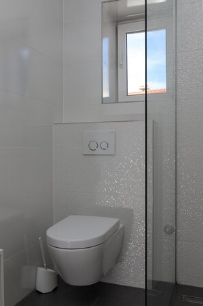 公寓 (Two Bedroom Apartment with Terrace) | 浴室 | 淋浴設備、毛巾