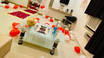 In-room safe, soundproofing, free WiFi, bed sheets