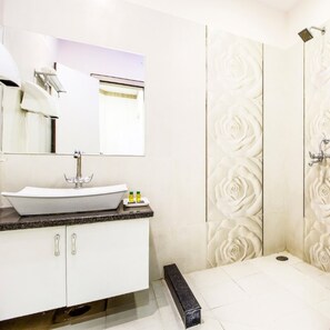 Shower, free toiletries