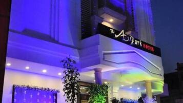 Un hotel con un cartel llamativo que dice "The A Park Hotel".