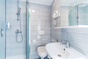 Kamar Double (Rooms Katja & Lara - Double Room) | Kamar mandi | Shower dan handuk