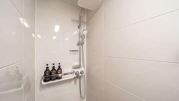 Studio Single | Bathroom | Shower, free toiletries, hair dryer, bidet