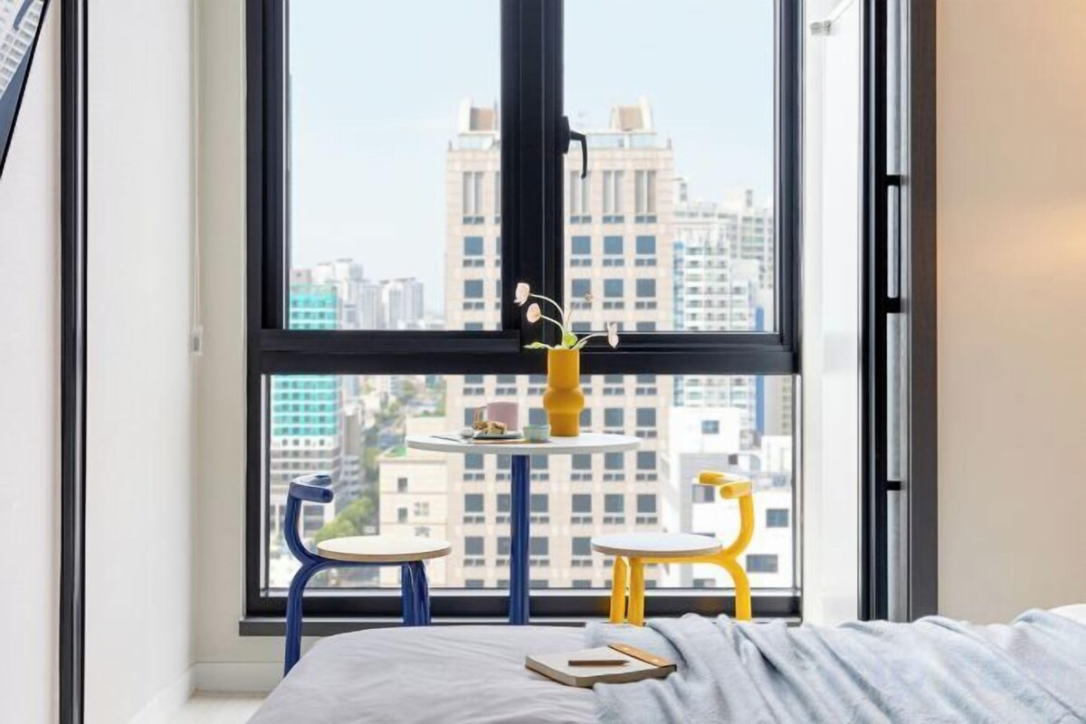 Hypo-allergenic bedding available, desk, laptop workspace