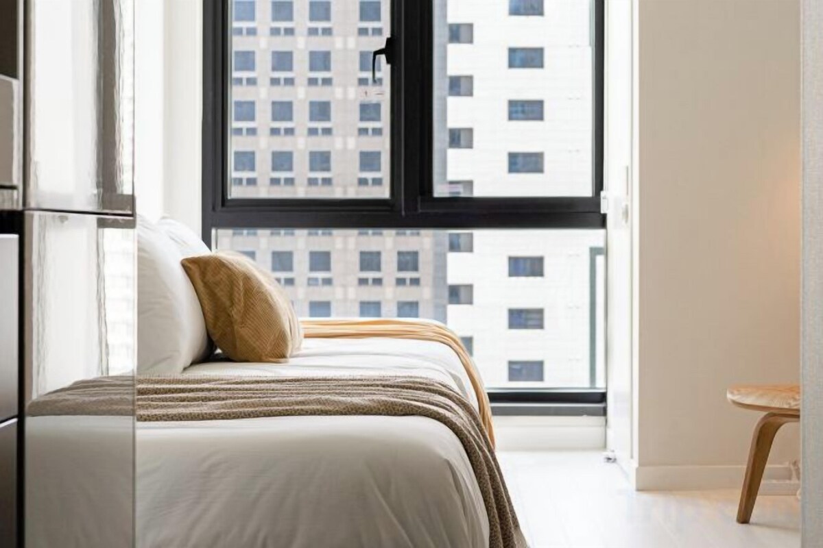 Hypo-allergenic bedding available, desk, laptop workspace