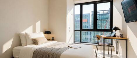 Studio Single | Hypo-allergenic bedding available, desk, laptop workspace