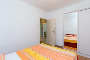 2 bedrooms, iron/ironing board, free cots/infant beds, bed sheets - Apartment Horizont (Dubrovnik)